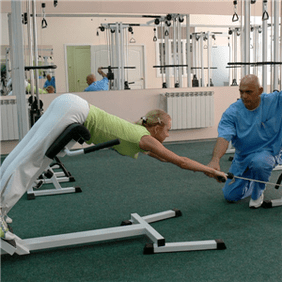 Performance de la gymnastique spéciale pour le traitement de l'ostéochondrose